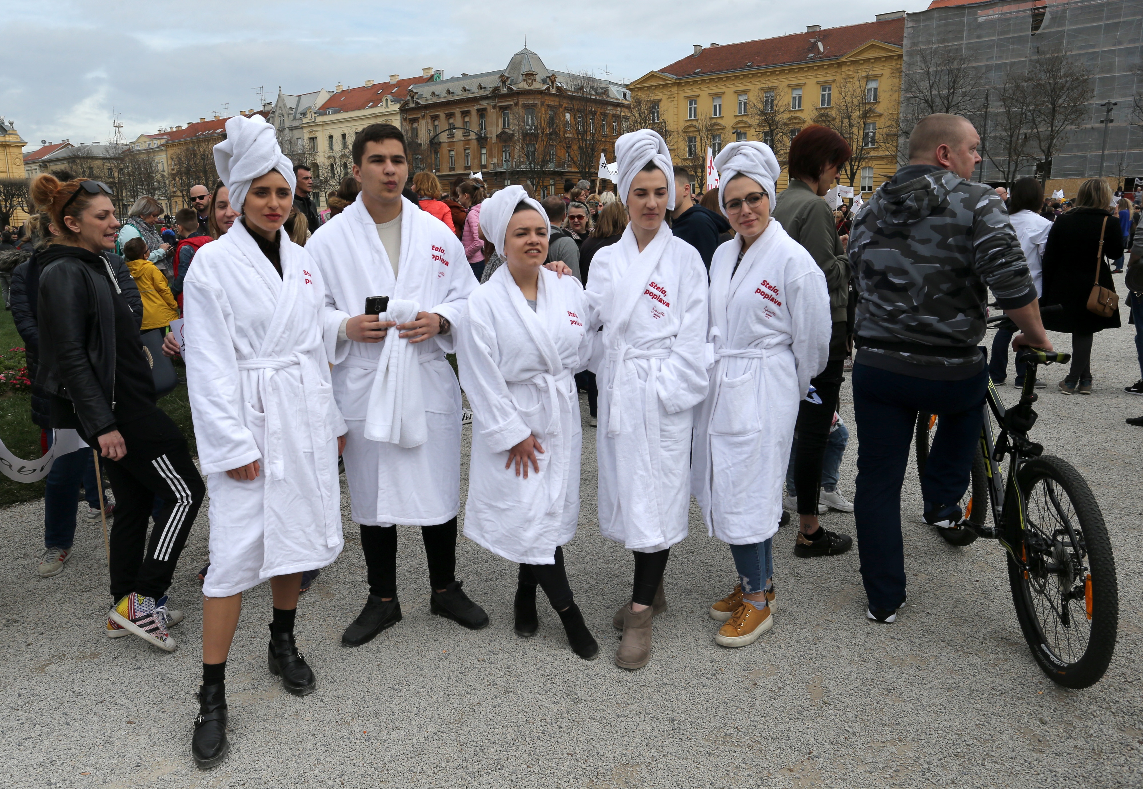Prosvjed #spasime: Tomislavov trg u Zagrebu pun ljudi, došao i Plenković Prosvjed #spasime: Tomislavov trg u Zagrebu pun ljudi, došao i Plenković