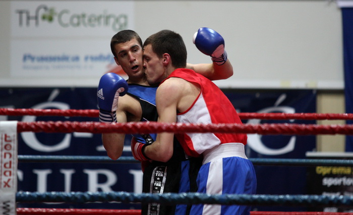 Zadar, 210413.
Dvorana Kresimira Cosica. Prvenstvo Hrvatske u boksu. Na fotografiji Antonio Klaric (Velika Gorica, crveni) i Mate Rudan (Pit bull, plavi).
Foto: Jure Miskovic / CROPIX Zadar, 210413.
Dvorana Kresimira Cosica. Prvenstvo Hrvatske u boksu. Na fotografiji Antonio Klaric (Velika Gorica, crveni) i Mate Rudan (Pit bull, plavi).
Foto: Jure Miskovic / CROPIX