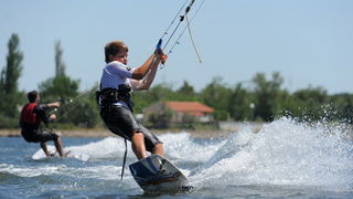 Nin, Zadar, 160712
Kitesurferi su iskoristili vjetrovit dan za uzivanje na plazi Zdrijac kraj Nina gdje se inace nalazi i kitesurfing skola.
Foto: Luka Gerlanc / CROPIX