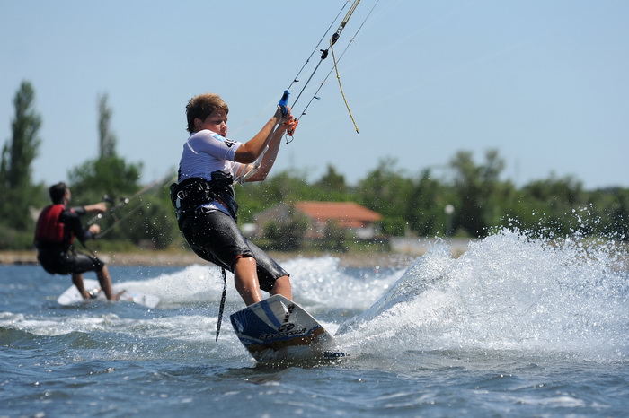 Nin, Zadar, 160712
Kitesurferi su iskoristili vjetrovit dan za uzivanje na plazi Zdrijac kraj Nina gdje se inace nalazi i kitesurfing skola.
Foto: Luka Gerlanc / CROPIX