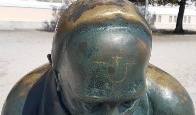 Ustaško U na spomeniku Spiridonu Brusini