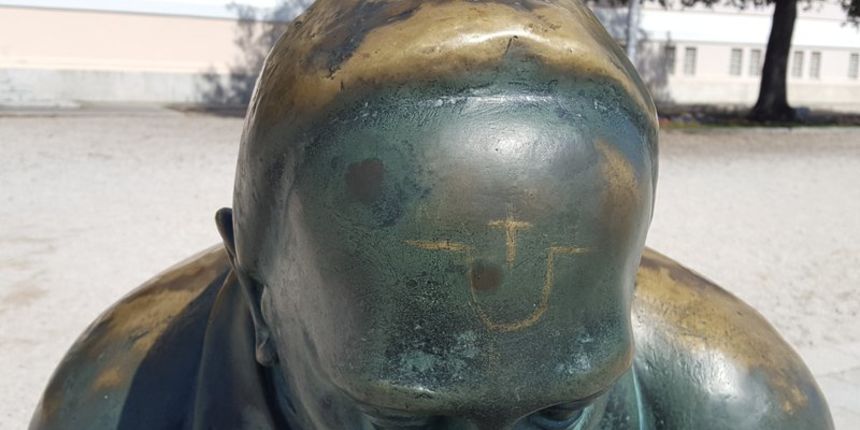 Ustaško U na spomeniku Spiridonu Brusini