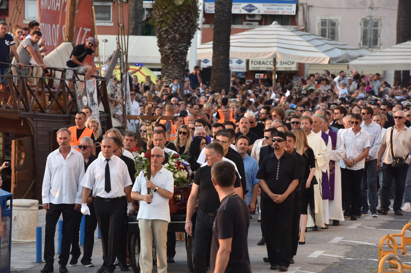 Split dostojanstveno na posljednju plovidbu ispratio legendu Olivera Dragojevića