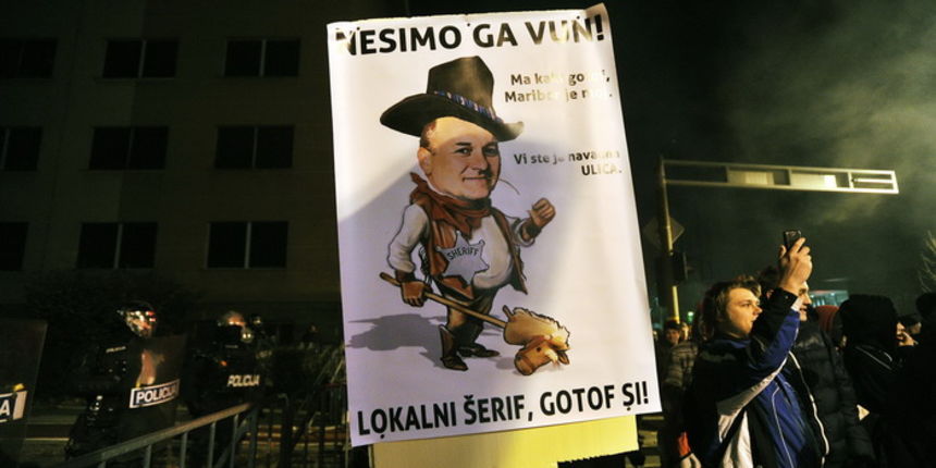 Maribor (Slovenija), 031212.
Prosvjed gradjana Maribora protiv trenutacnog gradonacelnika Franca Kanglera, osumnjicenog za umjesanost u korupciju. Prosvjed je zapoceo okupljanjem nekoliko tisuca ljudi na Trgu Slobode, a zatim se preselio ispred zgrade opc Maribor (Slovenija), 031212.
Prosvjed gradjana Maribora protiv trenutacnog gradonacelnika Franca Kanglera, osumnjicenog za umjesanost u korupciju. Prosvjed je zapoceo okupljanjem nekoliko tisuca ljudi na Trgu Slobode, a zatim se preselio ispred zgrade opc