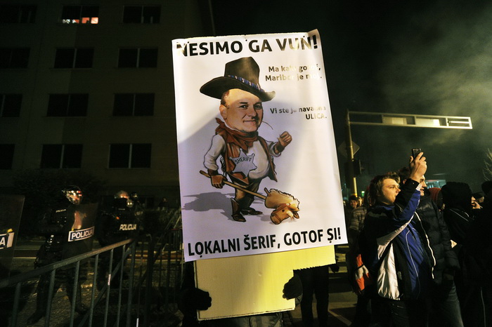 Maribor (Slovenija), 031212.
Prosvjed gradjana Maribora protiv trenutacnog gradonacelnika Franca Kanglera, osumnjicenog za umjesanost u korupciju. Prosvjed je zapoceo okupljanjem nekoliko tisuca ljudi na Trgu Slobode, a zatim se preselio ispred zgrade opc Maribor (Slovenija), 031212.
Prosvjed gradjana Maribora protiv trenutacnog gradonacelnika Franca Kanglera, osumnjicenog za umjesanost u korupciju. Prosvjed je zapoceo okupljanjem nekoliko tisuca ljudi na Trgu Slobode, a zatim se preselio ispred zgrade opc