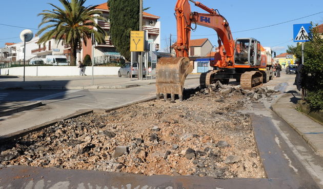 Zadar, 120111.
Na krizanju u ulica  Franje Tudjmana i Puta Bokanjca zapoceli su radovi na drugoj fazi projekta Jadran 2 u Zadru, odnosno na V, VI i VII fazi izgradnje glavnog gradskog kolektora visokih zona. 
Foto: Andrija Lucic / CROPIX