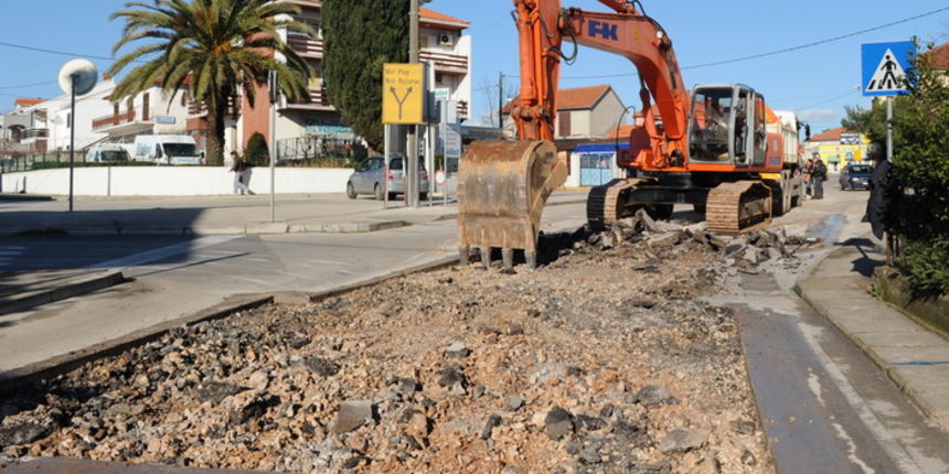 Zadar, 120111.
Na krizanju u ulica  Franje Tudjmana i Puta Bokanjca zapoceli su radovi na drugoj fazi projekta Jadran 2 u Zadru, odnosno na V, VI i VII fazi izgradnje glavnog gradskog kolektora visokih zona. 
Foto: Andrija Lucic / CROPIX