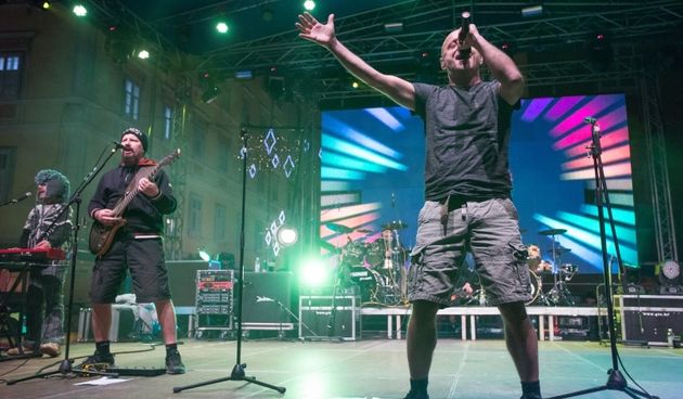 Rijeka – Rijecani su na Korzu docekali Novu 2016. godinu uz Nenu Belana i Hladno Pivo. Photo: Nel Pavletic/PIXSELL