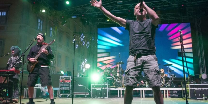 Rijeka – Rijecani su na Korzu docekali Novu 2016. godinu uz Nenu Belana i Hladno Pivo. Photo: Nel Pavletic/PIXSELL