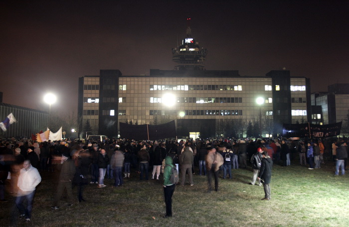 Zagreb, 040311.
Ilica.
Peti po redu, protuvladin prosvjed tzv. facebook grupe.
Na fotografiji: Prosvjednici ispred zgrade HRT-a
Foto: Tomislav Kristo / CROPIX Zagreb, 040311.
Ilica.
Peti po redu, protuvladin prosvjed tzv. facebook grupe.
Na fotografiji: Prosvjednici ispred zgrade HRT-a
Foto: Tomislav Kristo / CROPIX