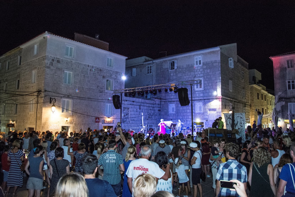 Paški ljetni karneval 2017 – maškarana povorka