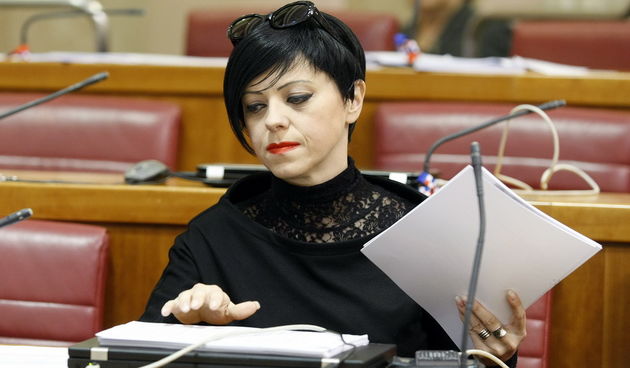 Zagreb, 261012.
Markov trg.
Nastavak redovite sjednice sabora.
Na slici: Mirela Holy.
Foto: Goran Mehkek / CROPIX