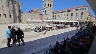 Vespaši izložili “ljubimce” ispred crkve sv. Donata, foto: Filip Brala/PIXSELL Vespaši izložili “ljubimce” ispred crkve sv. Donata, foto: Filip Brala/PIXSELL