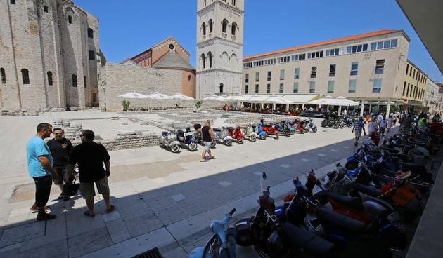 Vespaši izložili “ljubimce” ispred crkve sv. Donata, foto: Filip Brala/PIXSELL