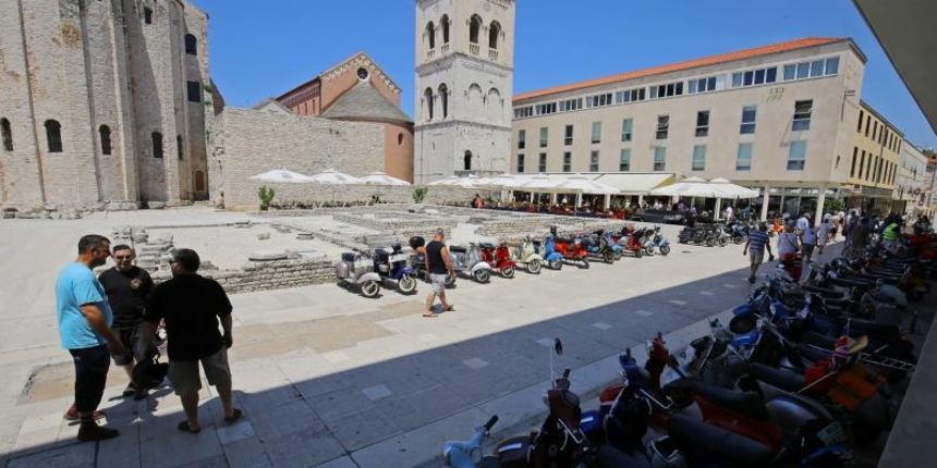 Vespaši izložili “ljubimce” ispred crkve sv. Donata, foto: Filip Brala/PIXSELL