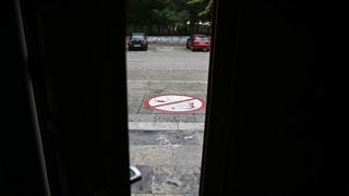 Veliki znak zabranjenog pusenja postavljen je ispred zgrade gimnazije u parku Vladimira Nazora. Ucenici koji budu u prekrsaju prvi put ce biti opomenuti dok sljedeceg puta sankcije ce biti stroze. Photo: Filip Brala/PIXSELL