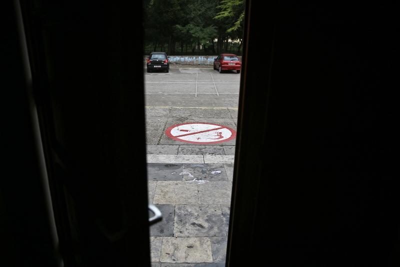 Veliki znak zabranjenog pusenja postavljen je ispred zgrade gimnazije u parku Vladimira Nazora. Ucenici koji budu u prekrsaju prvi put ce biti opomenuti dok sljedeceg puta sankcije ce biti stroze. Photo: Filip Brala/PIXSELL