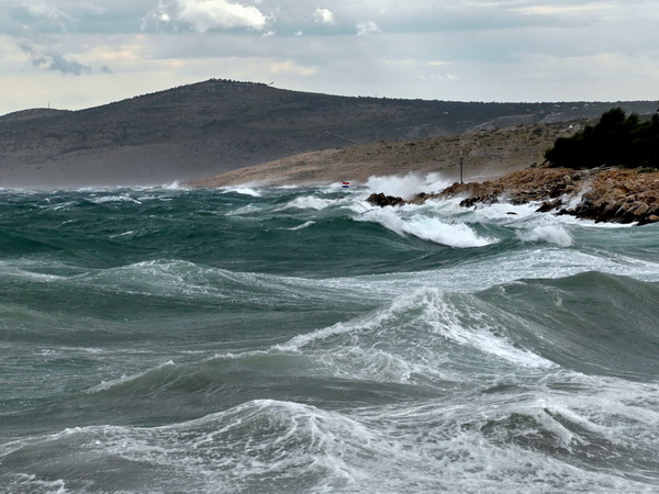 Olujna bura u Ražancu 15. srpnja 2016. Foto:Leo Kvarantan Olujna bura u Ražancu 15. srpnja 2016. Foto:Leo Kvarantan