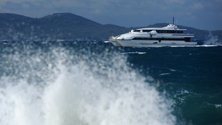 Zadar, 281212.
U Zadru trenutno puse jaka tramontana (sjeverozapadni vjetar) koji na rivi stvara zanimljive prizore. Unatoc jakom vjetru i valovima, trajekti i katamarani plove redovito.
Na fotografiji: katamaran Paula.
Foto: Luka Gerlanc / CROPIX Zadar, 281212.
U Zadru trenutno puse jaka tramontana (sjeverozapadni vjetar) koji na rivi stvara zanimljive prizore. Unatoc jakom vjetru i valovima, trajekti i katamarani plove redovito.
Na fotografiji: katamaran Paula.
Foto: Luka Gerlanc / CROPIX