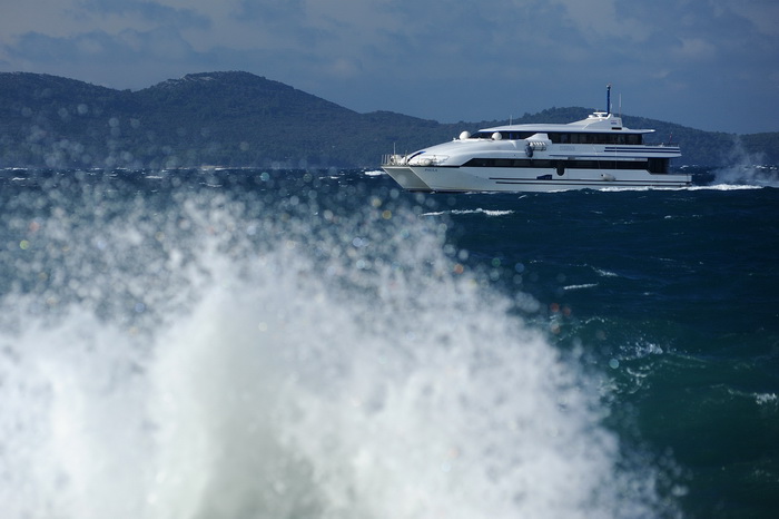 Zadar, 281212.
U Zadru trenutno puse jaka tramontana (sjeverozapadni vjetar) koji na rivi stvara zanimljive prizore. Unatoc jakom vjetru i valovima, trajekti i katamarani plove redovito.
Na fotografiji: katamaran Paula.
Foto: Luka Gerlanc / CROPIX Zadar, 281212.
U Zadru trenutno puse jaka tramontana (sjeverozapadni vjetar) koji na rivi stvara zanimljive prizore. Unatoc jakom vjetru i valovima, trajekti i katamarani plove redovito.
Na fotografiji: katamaran Paula.
Foto: Luka Gerlanc / CROPIX
