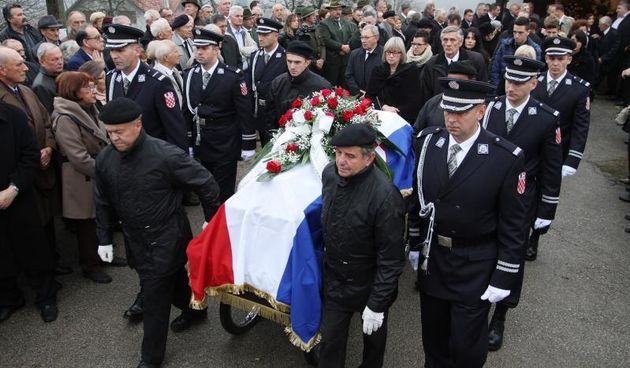 14.11.2014., Vukova Gorica – Josip Boljkovac sahranjen je uz drzavne pocasti na mjesnom groblju. Ispratila ga je obitelj, brojni mjestani, prijatelji. Photo: Kristina Stedul Fabac/PIXSELL