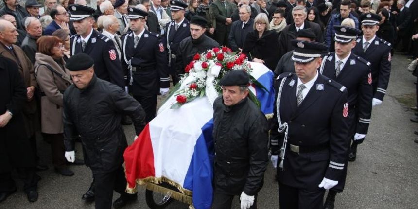 14.11.2014., Vukova Gorica – Josip Boljkovac sahranjen je uz drzavne pocasti na mjesnom groblju. Ispratila ga je obitelj, brojni mjestani, prijatelji. Photo: Kristina Stedul Fabac/PIXSELL 14.11.2014., Vukova Gorica – Josip Boljkovac sahranjen je uz drzavne pocasti na mjesnom groblju. Ispratila ga je obitelj, brojni mjestani, prijatelji. Photo: Kristina Stedul Fabac/PIXSELL