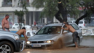 Zadar, 010912.
Nakon visemjesecne suse u Zadru se u subotu ujutro dogodio potop. Kisa je uz povremenu jaku grmljavinu pocela padati pred zoru, oko pet sati i jos nije prestala padati. Ogromne kolicine kise prekrile su prometnice na godinama poznatim kriti