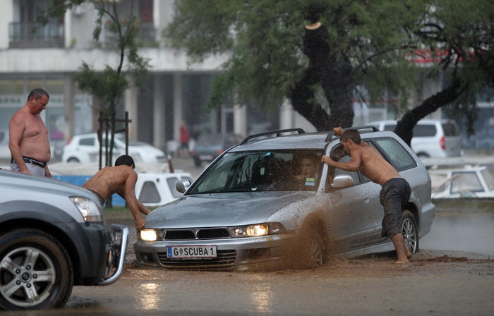 Zadar, 010912.
Nakon visemjesecne suse u Zadru se u subotu ujutro dogodio potop. Kisa je uz povremenu jaku grmljavinu pocela padati pred zoru, oko pet sati i jos nije prestala padati. Ogromne kolicine kise prekrile su prometnice na godinama poznatim kriti