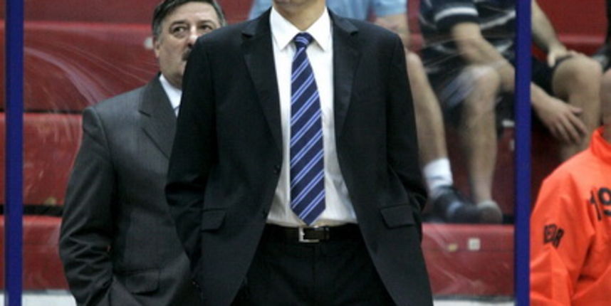 Zagreb, 050610.
KC Drazen Petrovic.
Trg Drazena Petrovica 3.
3. kosarkaska utakmica finala doigravanja izmedju Cibone i Zadra.
Na slici: Trener Cibone Velimir Perasovic.
Foto: Goran Mehkek / CROPIX Zagreb, 050610.
KC Drazen Petrovic.
Trg Drazena Petrovica 3.
3. kosarkaska utakmica finala doigravanja izmedju Cibone i Zadra.
Na slici: Trener Cibone Velimir Perasovic.
Foto: Goran Mehkek / CROPIX