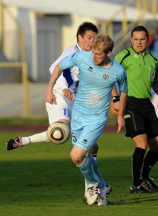 Karlovac, 051111.
Igraliste Branko Cavlovic Cavlek.
Nogometna utakmica 14.kola 1.HNL izmedju NK Karlovac i NK Zadar.
Na slici: Edin Husic, Igor Banovic.
Foto: Damir Krajac / CROPIX