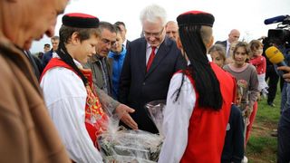 09.11.2013., Tinj – Predsjednik RH Ivo Josipovic posjetio je poljoprivrednike u Tinju te poljoprivrednu zadrugu Maraska Tinj koja je vazan dobavljac visnje maraske za zadarsku tvrtku Maraska d.d. Photo: Filip Brala/PIXSELL