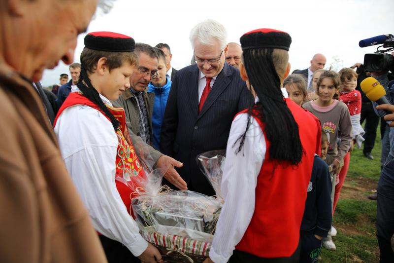 09.11.2013., Tinj – Predsjednik RH Ivo Josipovic posjetio je poljoprivrednike u Tinju te poljoprivrednu zadrugu Maraska Tinj koja je vazan dobavljac visnje maraske za zadarsku tvrtku Maraska d.d. Photo: Filip Brala/PIXSELL