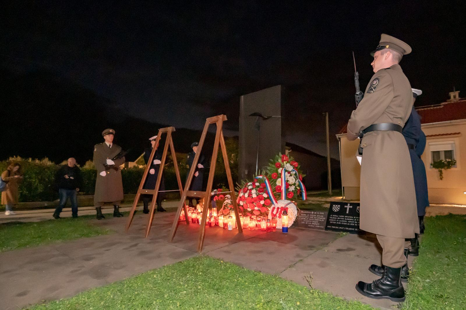 Andrej Plenković obilježio Dan sjećanja u Škabrnji Andrej Plenković obilježio Dan sjećanja u Škabrnji