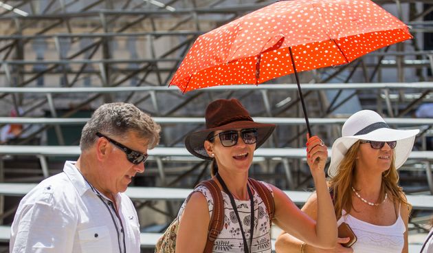 Lubenicom protiv toplinskog vala: ni velike vrućine ne smetaju turistima u obilasku Dubrovnika