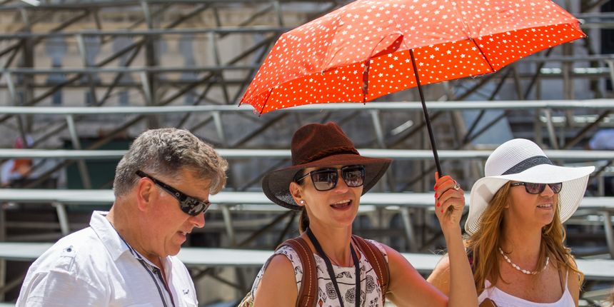 Lubenicom protiv toplinskog vala: ni velike vrućine ne smetaju turistima u obilasku Dubrovnika