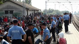 Tovarnik: Iscrpljenim izbjeglicama koji čekaju vlak volonteri Crvenog križa pružaju svekoliku pomoć. Photo: Zeljko Lukunic/PIXSELL Tovarnik: Iscrpljenim izbjeglicama koji čekaju vlak volonteri Crvenog križa pružaju svekoliku pomoć. Photo: Zeljko Lukunic/PIXSELL