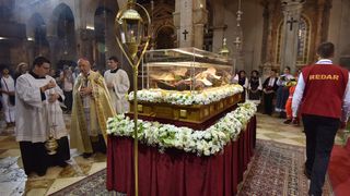Velik broj vjernika sudjelovalo u procesiji u kojoj je nošeno tijelo Leopolda Bogdana Mandića od crkve Gospe od zdravlja do katedrale sv. Stošije Velik broj vjernika sudjelovalo u procesiji u kojoj je nošeno tijelo Leopolda Bogdana Mandića od crkve Gospe od zdravlja do katedrale sv. Stošije