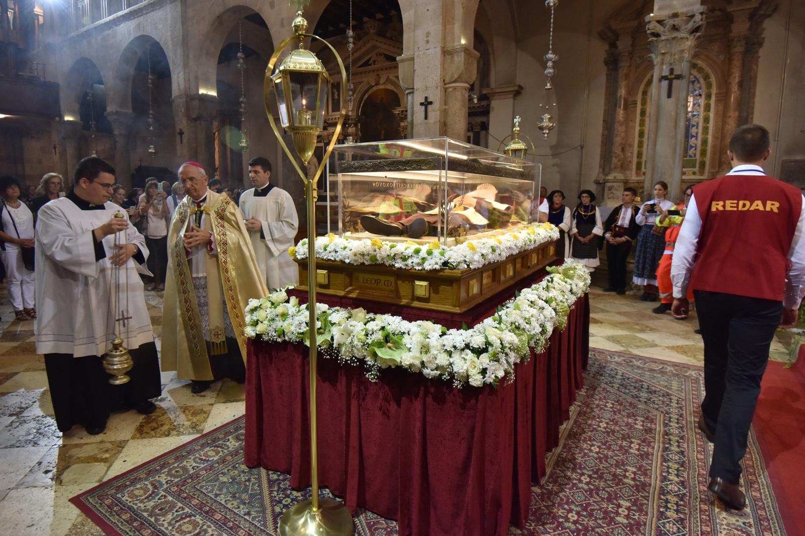 Velik broj vjernika sudjelovalo u procesiji u kojoj je nošeno tijelo Leopolda Bogdana Mandića od crkve Gospe od zdravlja do katedrale sv. Stošije Velik broj vjernika sudjelovalo u procesiji u kojoj je nošeno tijelo Leopolda Bogdana Mandića od crkve Gospe od zdravlja do katedrale sv. Stošije