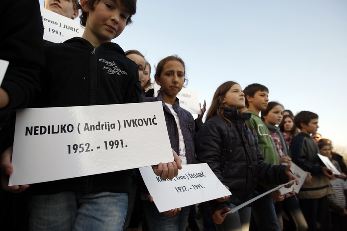 Skabrnja, 181111.
20. obljetnica stradanja Skabrnje. U Skabrnji je uz govore na trgu ispred crkve odrzano i polaganje vijenaca na groblju.
Foto: Jure Miskovic / CROPIX Skabrnja, 181111.
20. obljetnica stradanja Skabrnje. U Skabrnji je uz govore na trgu ispred crkve odrzano i polaganje vijenaca na groblju.
Foto: Jure Miskovic / CROPIX