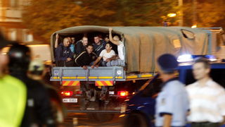 Temisvar, Rumunjska, 011009.
Stadion Dan Paltinisanu.
Europska liga, 2. kolo, nogometna utakmica Temisvar – Dinamo.
Na fotografiji: neredi prije pocetka utakmice. Navijaci potrpani u vojni kamion.
Foto: Ronald Gorsic / CROPIX Temisvar, Rumunjska, 011009.
Stadion Dan Paltinisanu.
Europska liga, 2. kolo, nogometna utakmica Temisvar – Dinamo.
Na fotografiji: neredi prije pocetka utakmice. Navijaci potrpani u vojni kamion.
Foto: Ronald Gorsic / CROPIX