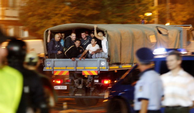 Temisvar, Rumunjska, 011009.
Stadion Dan Paltinisanu.
Europska liga, 2. kolo, nogometna utakmica Temisvar – Dinamo.
Na fotografiji: neredi prije pocetka utakmice. Navijaci potrpani u vojni kamion.
Foto: Ronald Gorsic / CROPIX