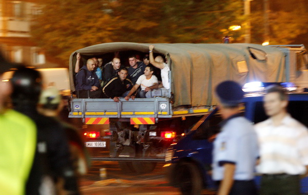 Temisvar, Rumunjska, 011009.
Stadion Dan Paltinisanu.
Europska liga, 2. kolo, nogometna utakmica Temisvar – Dinamo.
Na fotografiji: neredi prije pocetka utakmice. Navijaci potrpani u vojni kamion.
Foto: Ronald Gorsic / CROPIX Temisvar, Rumunjska, 011009.
Stadion Dan Paltinisanu.
Europska liga, 2. kolo, nogometna utakmica Temisvar – Dinamo.
Na fotografiji: neredi prije pocetka utakmice. Navijaci potrpani u vojni kamion.
Foto: Ronald Gorsic / CROPIX