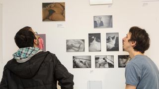 Izložbom ”Pičkin dim” 80 umjetnika uputilo tihi prosvjed protiv cenzure umjetnosti Izložbom ”Pičkin dim” 80 umjetnika uputilo tihi prosvjed protiv cenzure umjetnosti