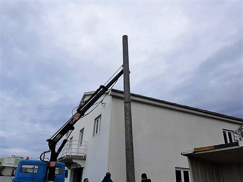 Postavljaju se reflektori na stadion biogradskog HNK Primorac Postavljaju se reflektori na stadion biogradskog HNK Primorac