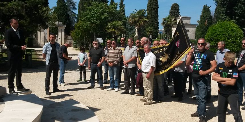 HSP AS obilježio spomen na hrvatske viteze Nenada Mataka Mehu i Duška Zorića HSP AS obilježio spomen na hrvatske viteze Nenada Mataka Mehu i Duška Zorića