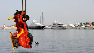 Zadar, 040911.
U noci sa subote na nedjelju nepoznata osoba ukrala je vlakic koji sluzi za turisticko razgledavanje grada i odvezla se s njim u more. Ocevid je u tjeku.
Na fotografiji : vadjenje vlaka iz mora.
Foto: Andrija Lucic / CROPIX Zadar, 040911.
U noci sa subote na nedjelju nepoznata osoba ukrala je vlakic koji sluzi za turisticko razgledavanje grada i odvezla se s njim u more. Ocevid je u tjeku.
Na fotografiji : vadjenje vlaka iz mora.
Foto: Andrija Lucic / CROPIX