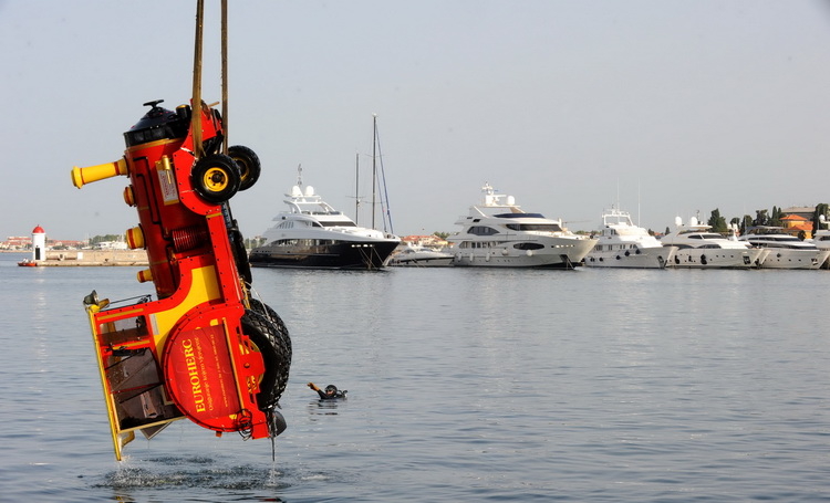 Zadar, 040911.
U noci sa subote na nedjelju nepoznata osoba ukrala je vlakic koji sluzi za turisticko razgledavanje grada i odvezla se s njim u more. Ocevid je u tjeku.
Na fotografiji : vadjenje vlaka iz mora.
Foto: Andrija Lucic / CROPIX Zadar, 040911.
U noci sa subote na nedjelju nepoznata osoba ukrala je vlakic koji sluzi za turisticko razgledavanje grada i odvezla se s njim u more. Ocevid je u tjeku.
Na fotografiji : vadjenje vlaka iz mora.
Foto: Andrija Lucic / CROPIX