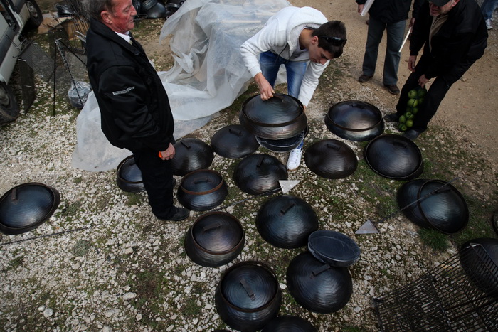 Benkovac, 100313.
Sajam u Benkovcu odrzava se svakog 10. dana u mjesecu. Stoljetna tradicija ucinila je od Benkovackog sajma neizostavni gospodarski i turisticki sadrzaj grada koji svaki put iznova iznenadjuje brojem posjetitelja koji preraste brojku od 1 Benkovac, 100313.
Sajam u Benkovcu odrzava se svakog 10. dana u mjesecu. Stoljetna tradicija ucinila je od Benkovackog sajma neizostavni gospodarski i turisticki sadrzaj grada koji svaki put iznova iznenadjuje brojem posjetitelja koji preraste brojku od 1