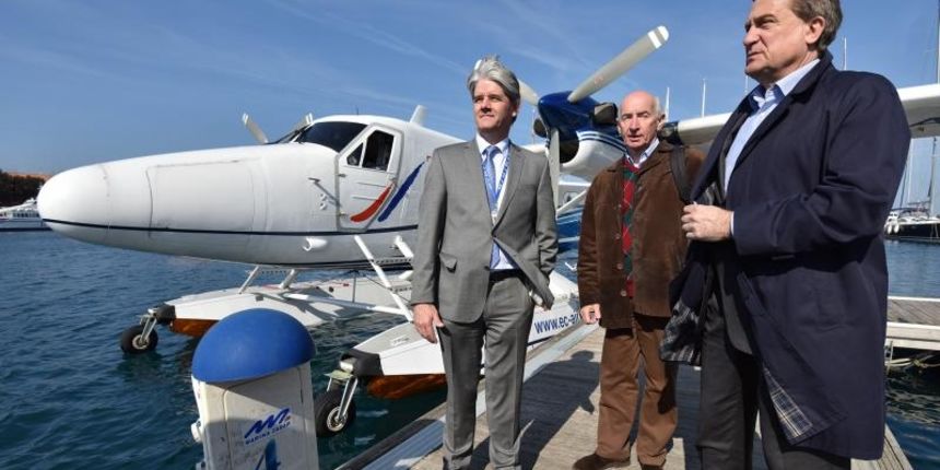 Zadar – Nakon 101 godinu opet je poletio hidroavion iz zadarske luke. Na promotivnom letu European Coastal Airlines iz Tankerkomercove marine u gradu, vlasniku tvrtke i pokretacu projekta hidroavinskih jadranskih veza Klausu Dieteru Martinu pridruzio se i Zadar – Nakon 101 godinu opet je poletio hidroavion iz zadarske luke. Na promotivnom letu European Coastal Airlines iz Tankerkomercove marine u gradu, vlasniku tvrtke i pokretacu projekta hidroavinskih jadranskih veza Klausu Dieteru Martinu pridruzio se i