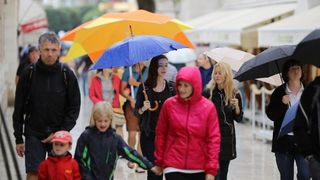 Kisni dan u centru grada nije omeo turiste u setnji i razgledavanju. Photo: Filip Brala/PIXSELL Kisni dan u centru grada nije omeo turiste u setnji i razgledavanju. Photo: Filip Brala/PIXSELL